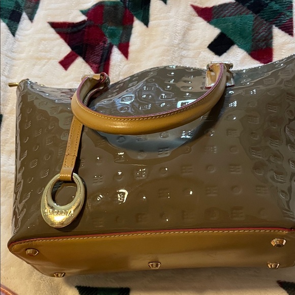 Elegant Green Patent Leather Handbag - Picture 7 of 8